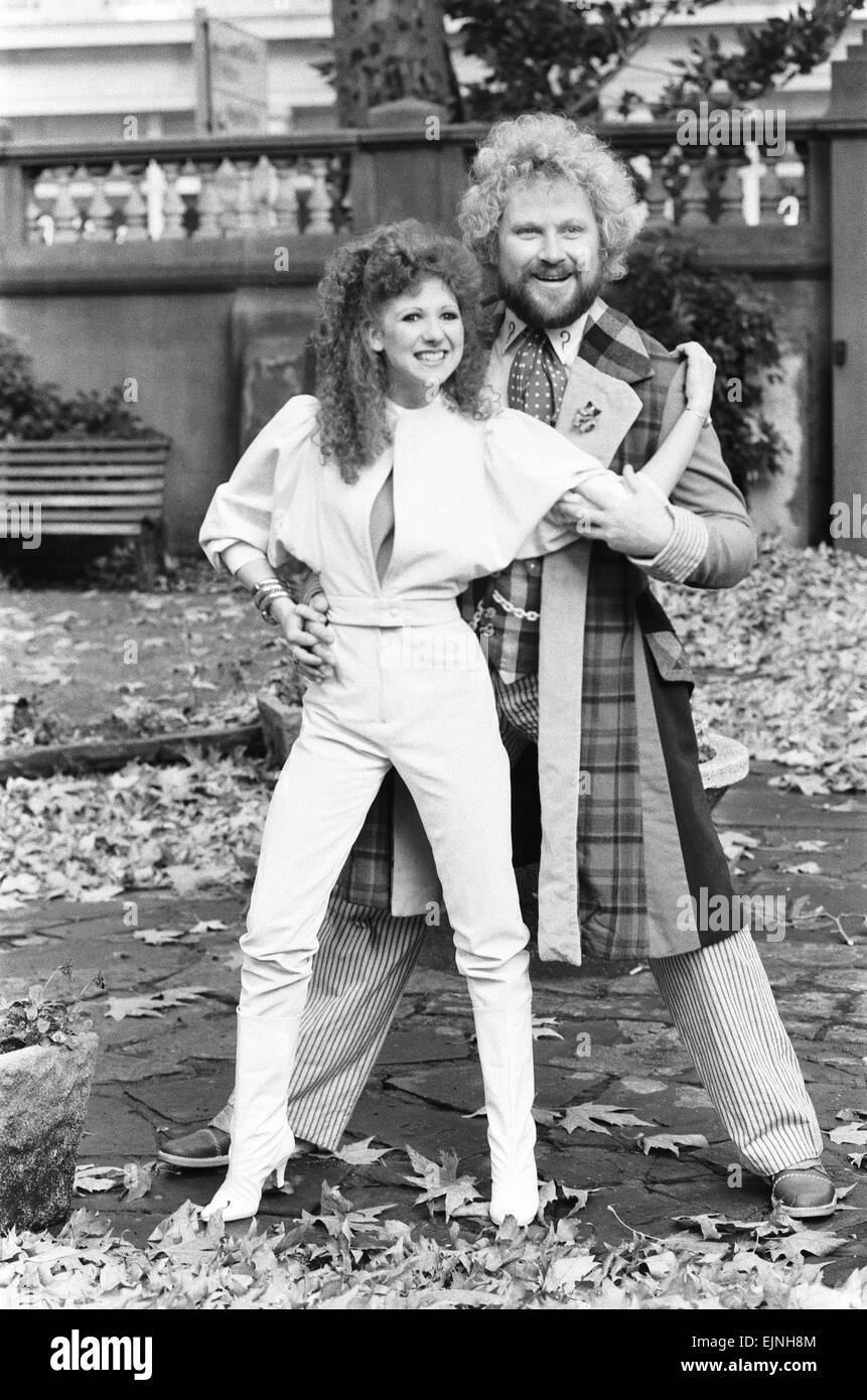 Bonnie Langford Schliesst Sich Colin Baker Als Doctor Who In Folge Neun Von The Trial Ein Time Lord Langford Spielt Melanie Einen 21 Jahre Alter Computer Programmierer 20 Oktober 1986 Stockfotografie Alamy