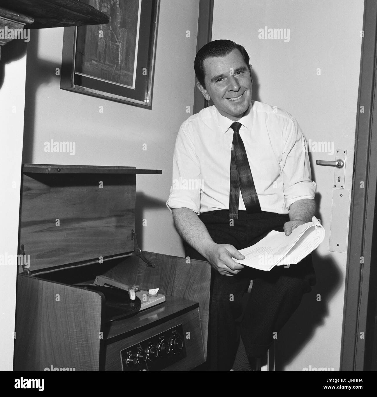 Peter Hawkins der Mann hinter der Stimme der Daleks anhören alten Gramaphone Aufzeichnungen zu inspirieren. 8. November 1965 Stockfoto