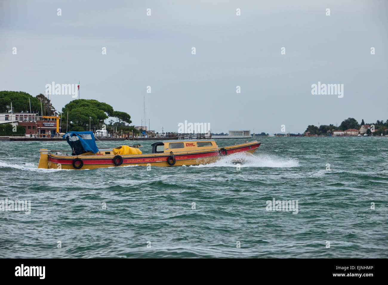 Venedig Lagune DHL Paket Lieferung Boot Stockfoto