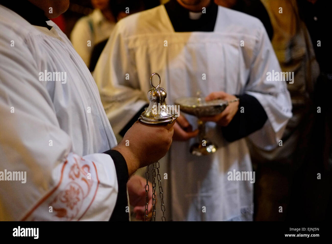 Katholischen Klerus am Sonntag teilnehmen Masse in der Grabeskirche Kirche in der Altstadt Ost-Jerusalem Israel Stockfoto