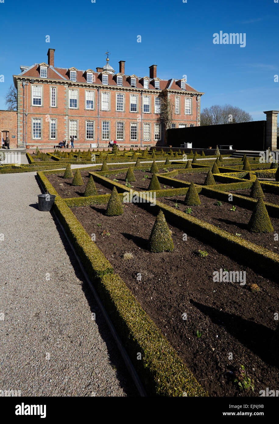 Hanbury Hall - Seitenansicht betrachtet in Parterre Stockfoto