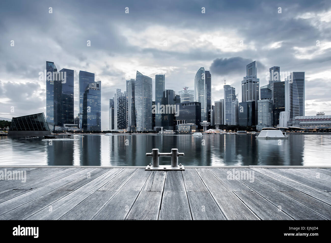 Skyline von Singapur gesehen vom pier Stockfoto