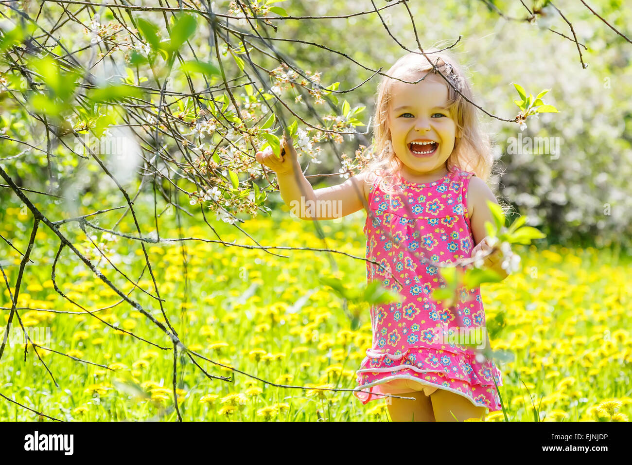 Glückliche kleine Mädchen im Frühjahr sonnigen park Stockfoto