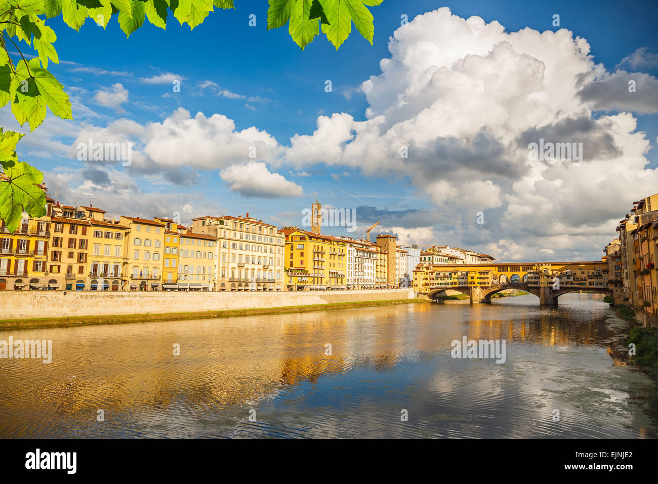 Der Fluss Arno in Florenz Stockfoto