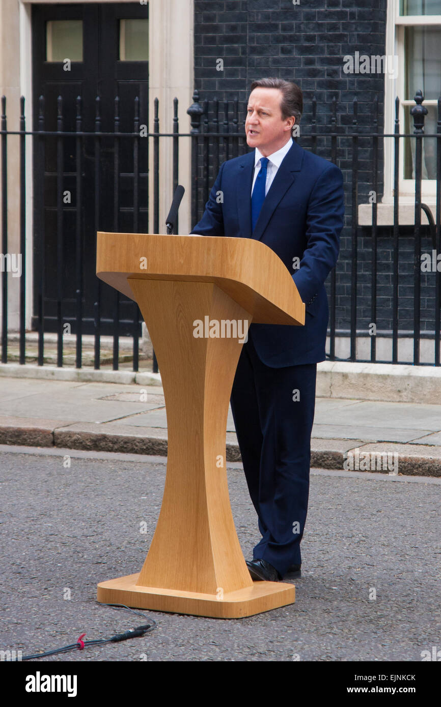 Downing Street, London, UK. 30. März 2015. Der britische Premierminister David Cameron befasst sich mit die Presse nach seinem Besuch der Königin zu den Parlamentswahlen am 7. Mai 2015 bekanntgeben. Bildnachweis: Paul Davey/Alamy Live-Nachrichten Stockfoto