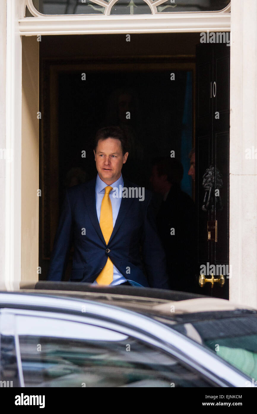 Downing Street, London, UK. 30. März 2015. Stellvertretender Ministerpräsident und Führer der liberalen Demokraten Nick Clegg verlässt 10 Downing Street als Premierminister Cameron besucht die Königin um den 7. Mai ankündigen Parlamentswahlen. Bildnachweis: Paul Davey/Alamy Live-Nachrichten Stockfoto