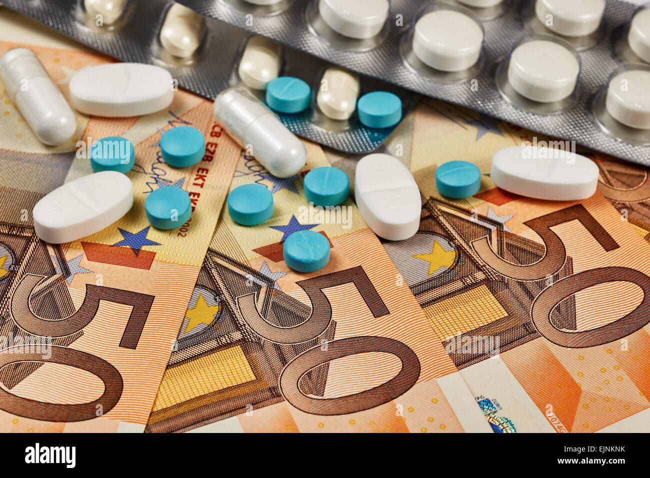 Medizinische Pillen und Geld für die Kosten der medizinischen Kosten, öffentlichen oder privaten Stockfoto