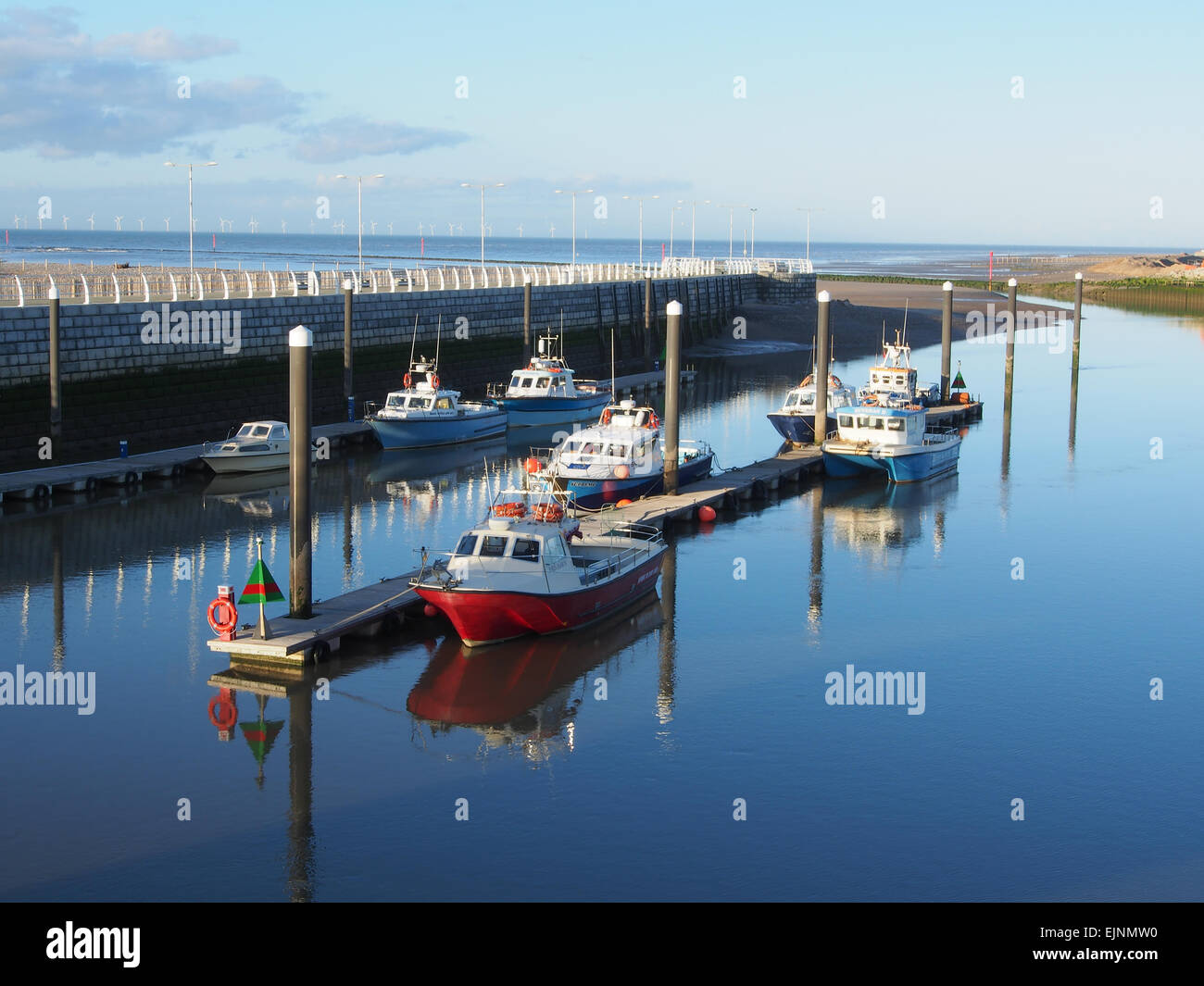 Boote vertäut am Yachthafen in Kimnel Bay, Rhyl in Wales die Drachenbrücke entnommen. Stockfoto