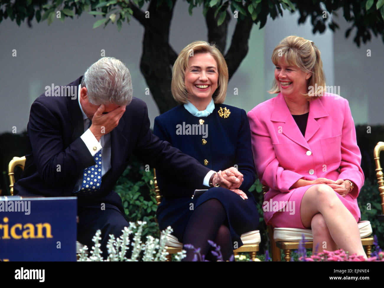 US-Präsident Bill Clinton Witze mit First Lady Hillary Clinton und Tipper Gore während einer Veranstaltung im Weißen Haus 22. März 1997 in Washington, DC. Stockfoto