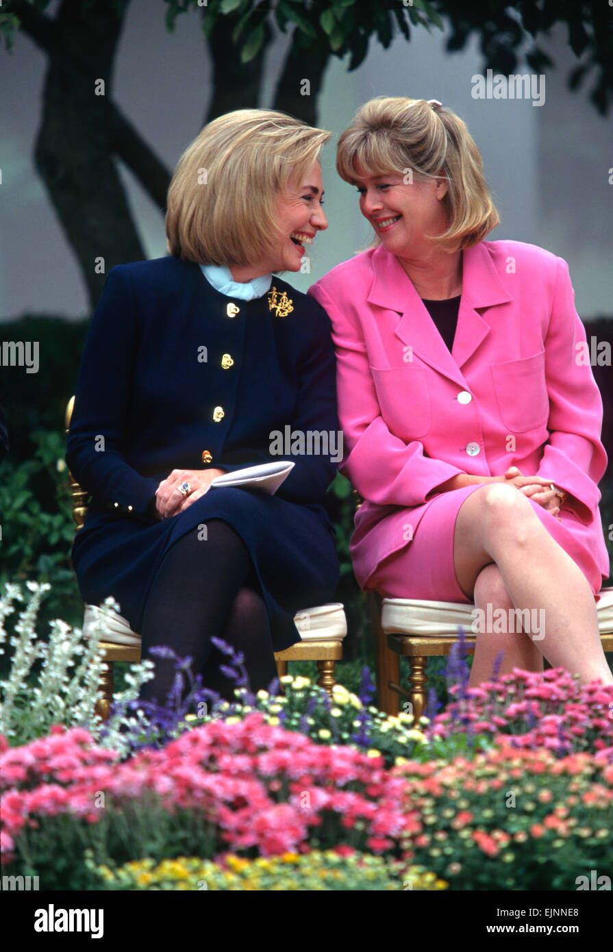 US-First Lady Hillary Clinton teilt einen lachen mit Tipper Gore während einer Veranstaltung im Weißen Haus 22. März 1997 in Washington, DC. Stockfoto