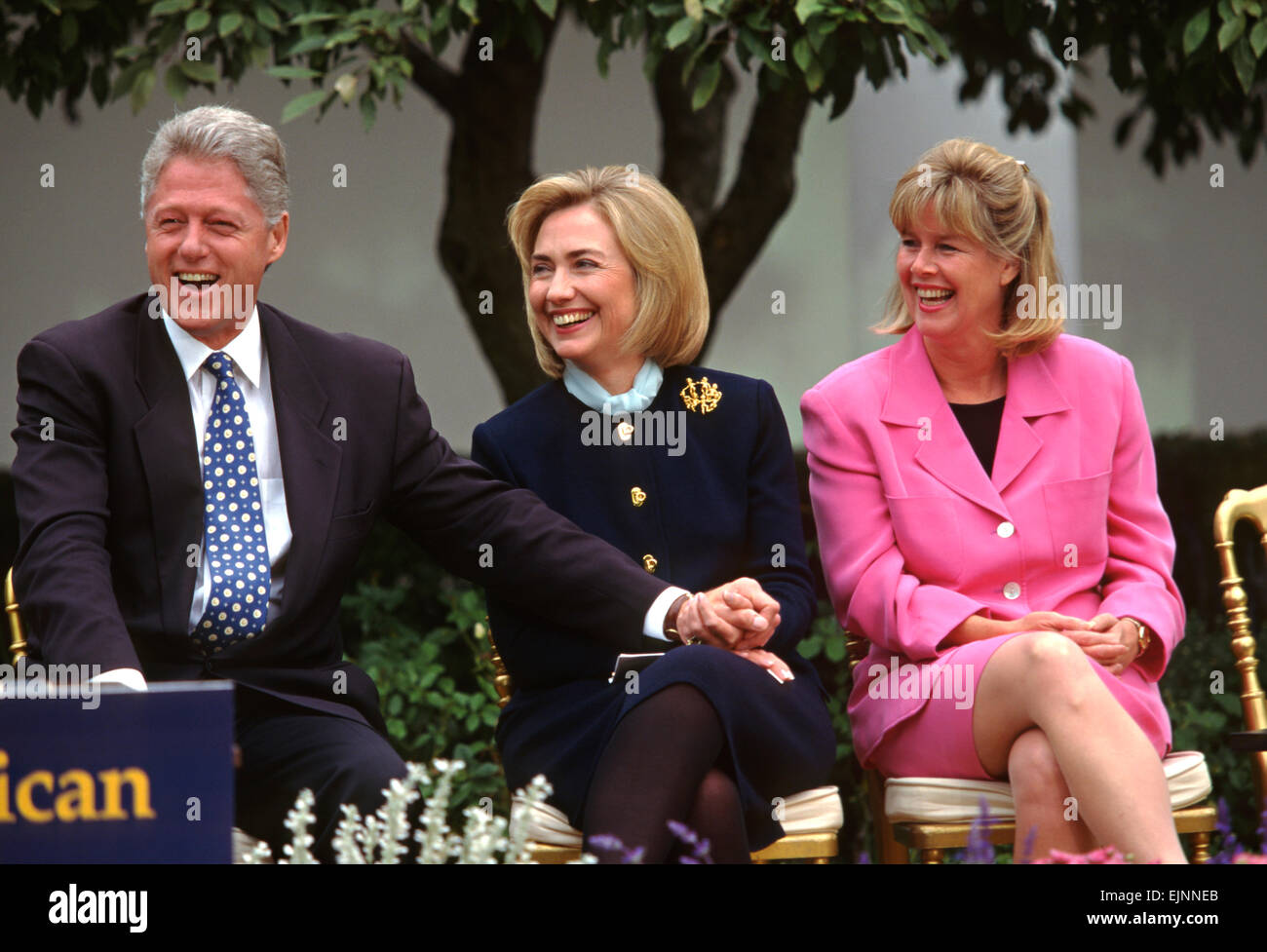 US-Präsident Bill Clinton Witze mit First Lady Hillary Clinton und Tipper Gore während einer Veranstaltung im Weißen Haus 22. März 1997 in Washington, DC. Stockfoto