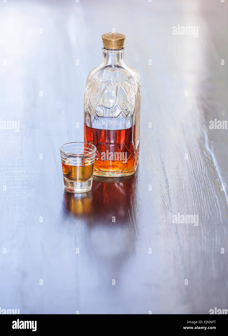 Whisky-Flasche und Shot-Glas Stockfoto
