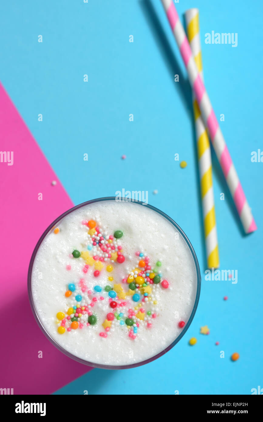 Glas Milch und Papier Stroh Stockfoto