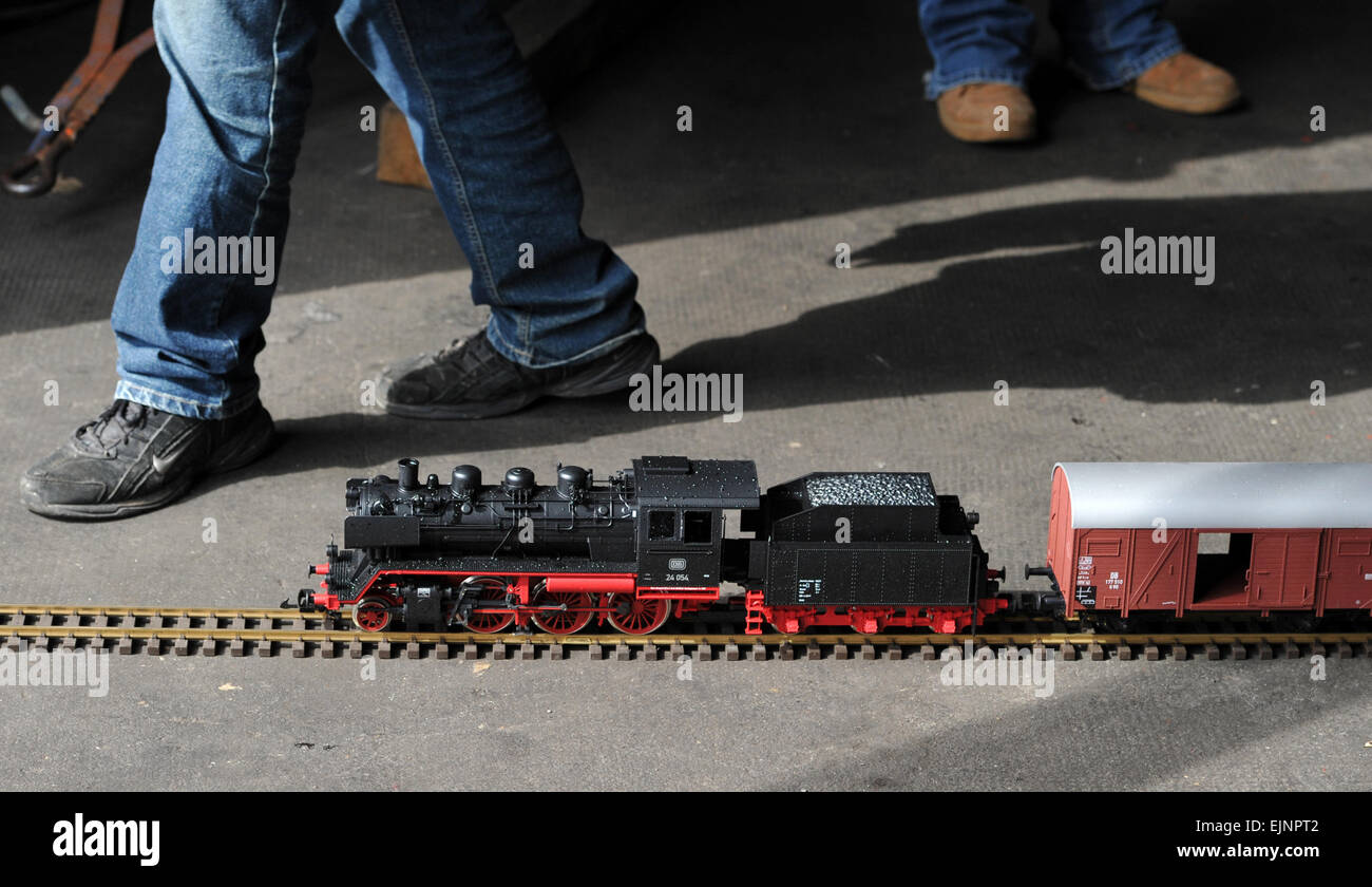 Dresden, Deutschland. 30. März 2015. Thüringer Bahn Hersteller PIKO präsentiert den neuen Hinterhof Eisenbahn Lokomotive BR25 im Messgerät 1:22.5 in die Lok-Depot das Verkehrsmuseum in Dresden, Deutschland, 30. März 2015. Das Unternehmen bietet bereits zwölf verschiedene Zug-Modelle in der Spurweite G. Foto: MATTHIAS HIEKEL/Dpa/Alamy Live News Stockfoto