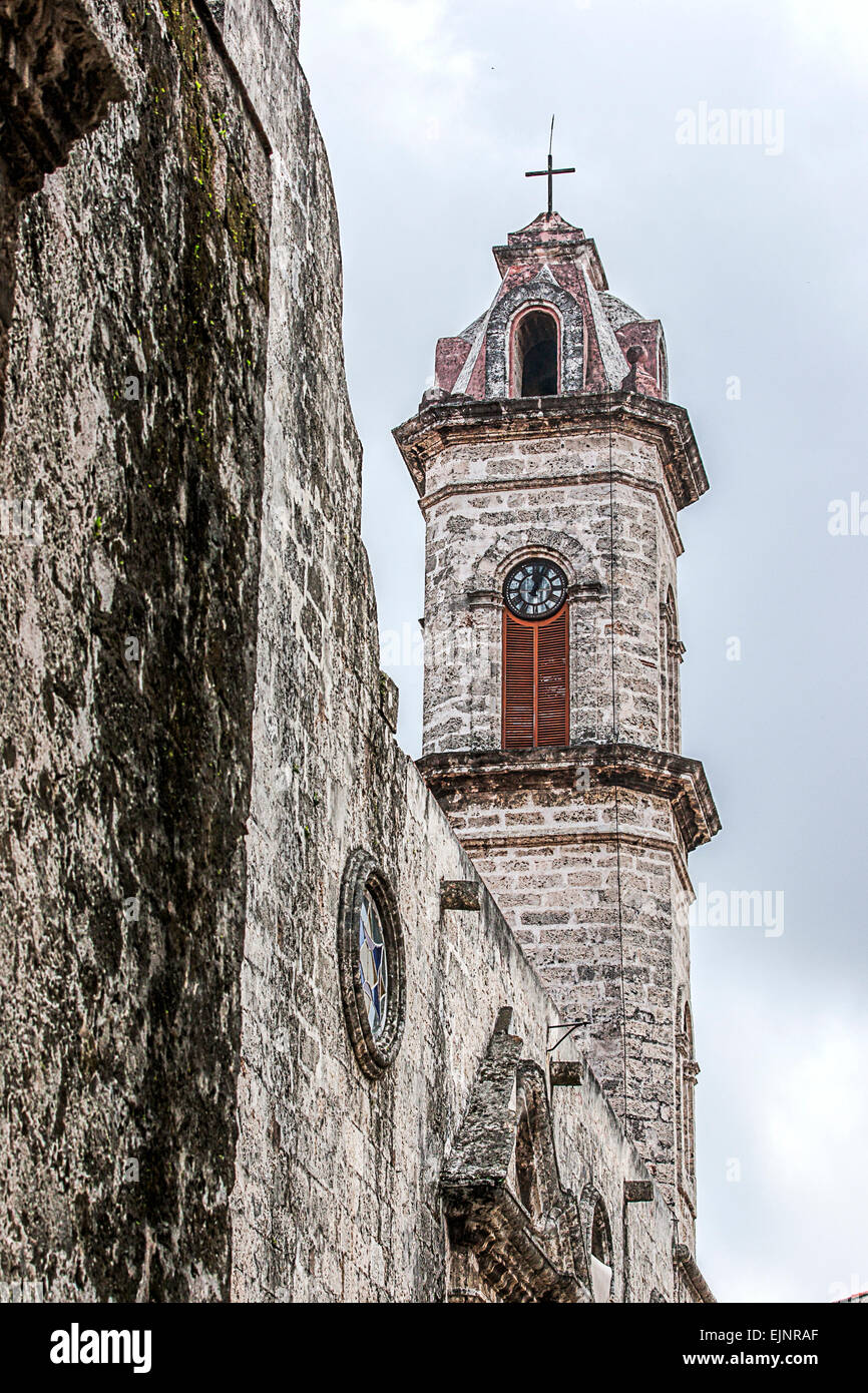 Einer der Türme von St. Christopher Cathedral in Alt-Havanna in Kuba Stockfoto