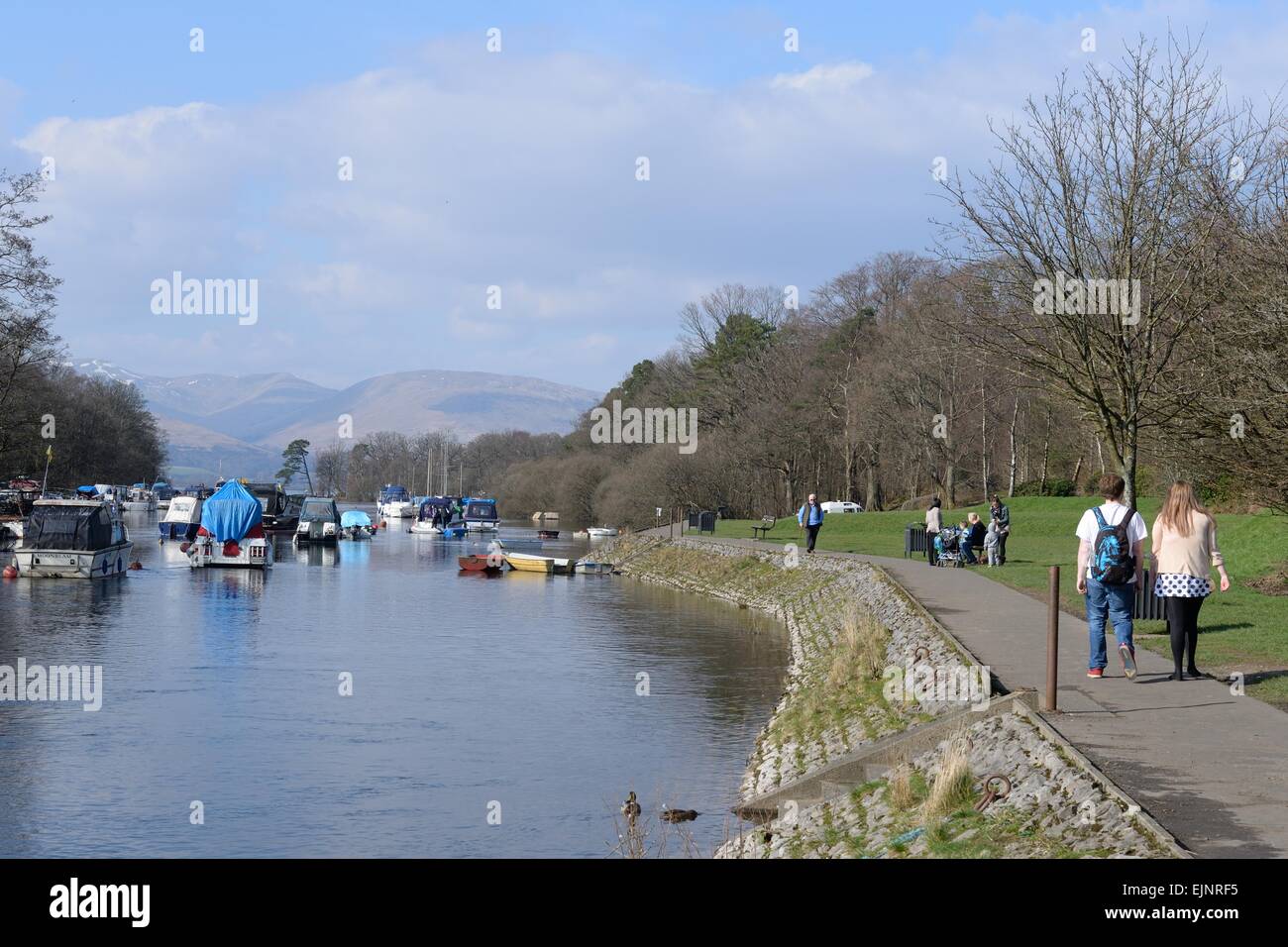 Flusses Leven in Balloch als es tritt Loch Lomond, Schottland, Vereinigtes Königreich Stockfoto
