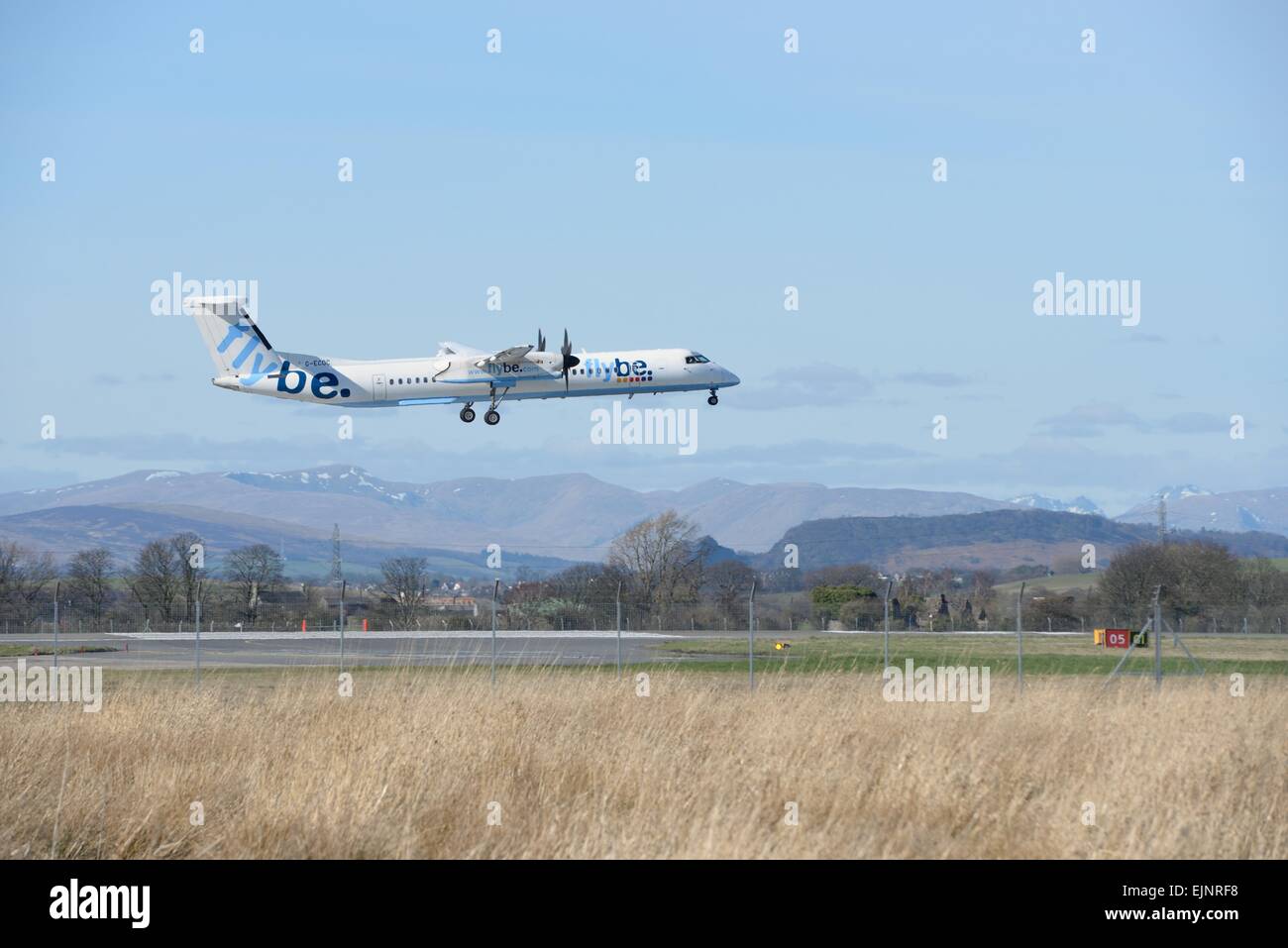 Flybe De Havilland Canada DHC-8 Dash 8 landet auf dem internationalen Flughafen von Glasgow, Schottland, Großbritannien Stockfoto