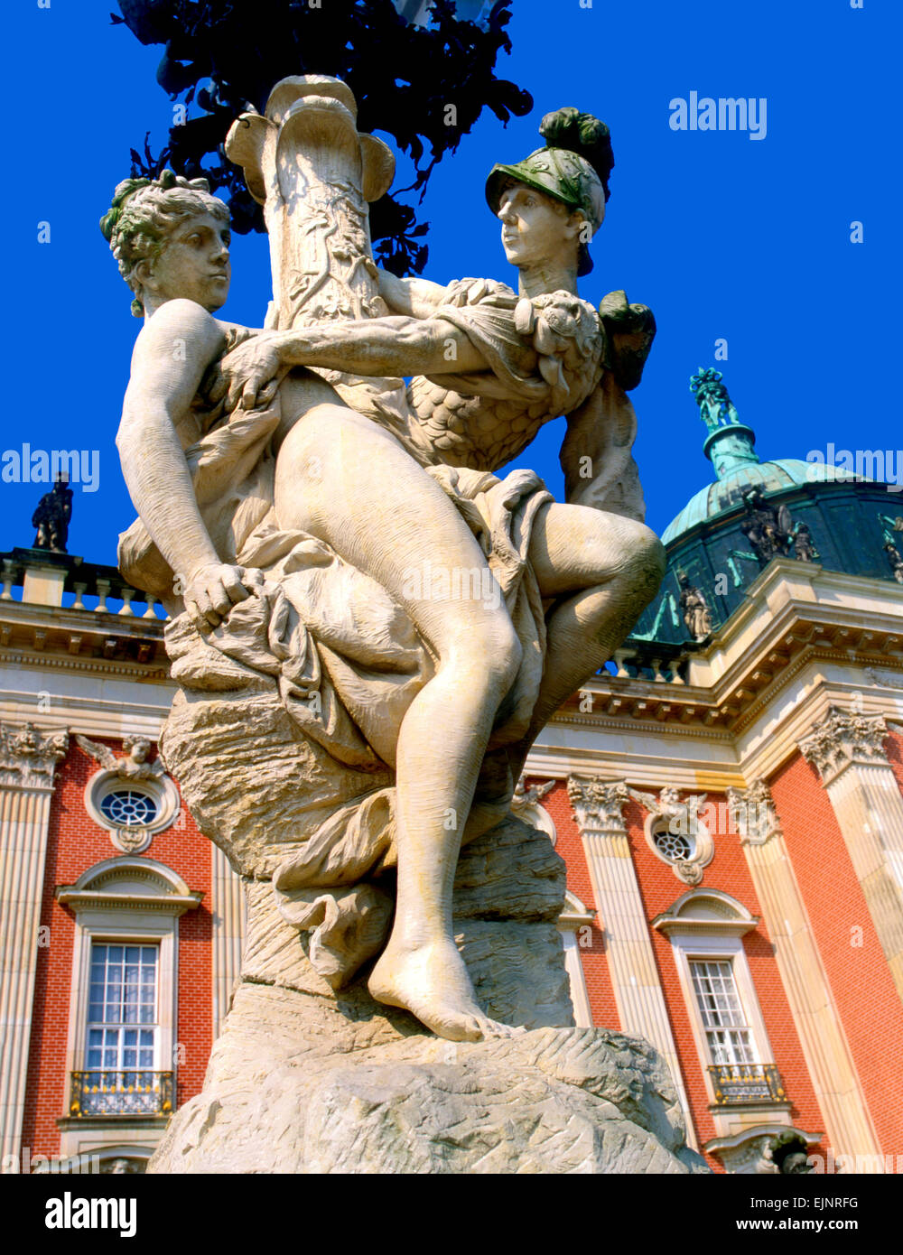 Potsdam, Brandenburg, Deutschland. Park Sanssoucis. Neue Palais (neuer Palast) Spätbarock. Statue und Fassade Stockfoto