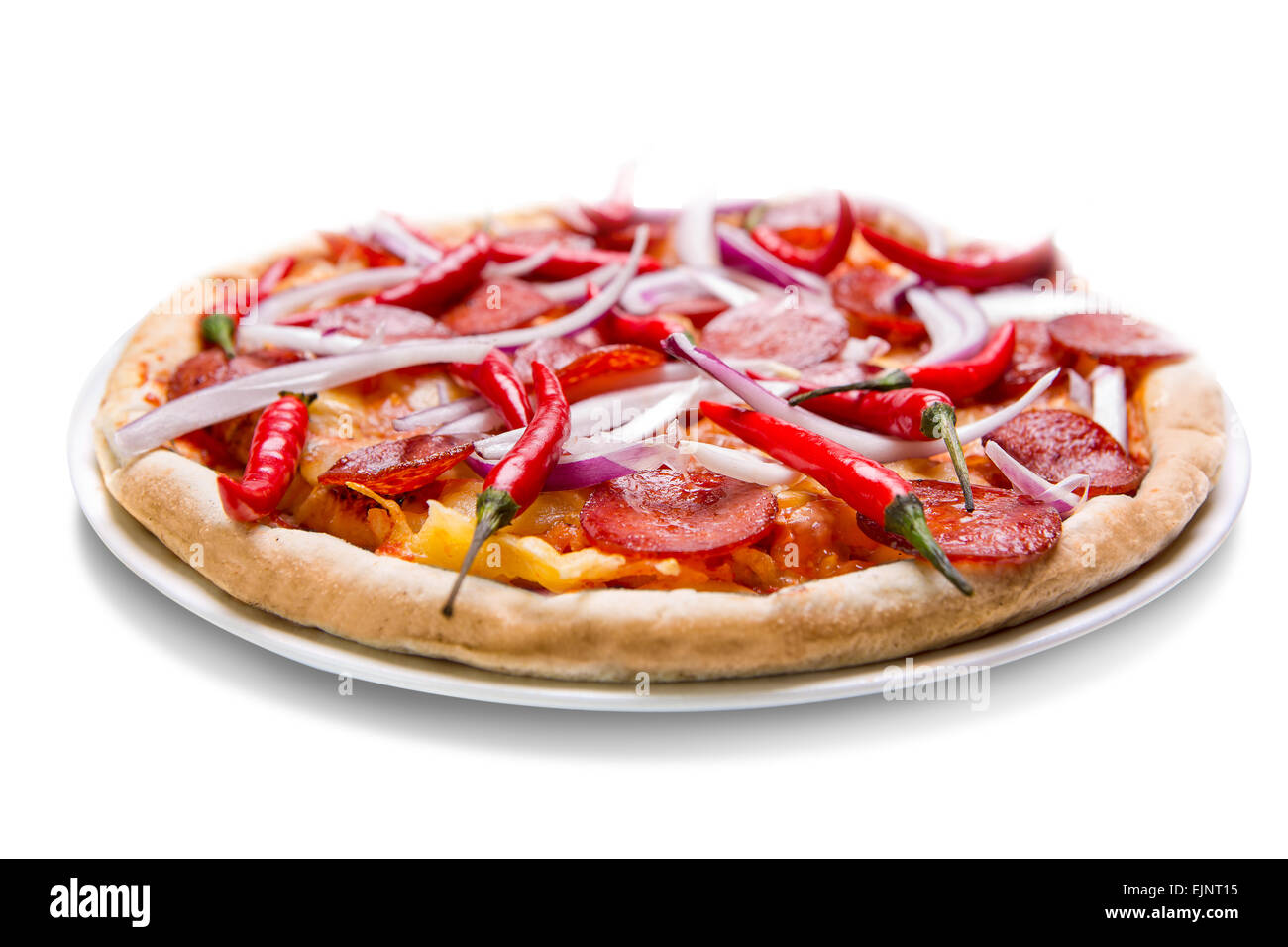 Schließen Sie sich geschlossen für eine Pizza mit Peperoni, Salami und Zwiebeln Stockfoto