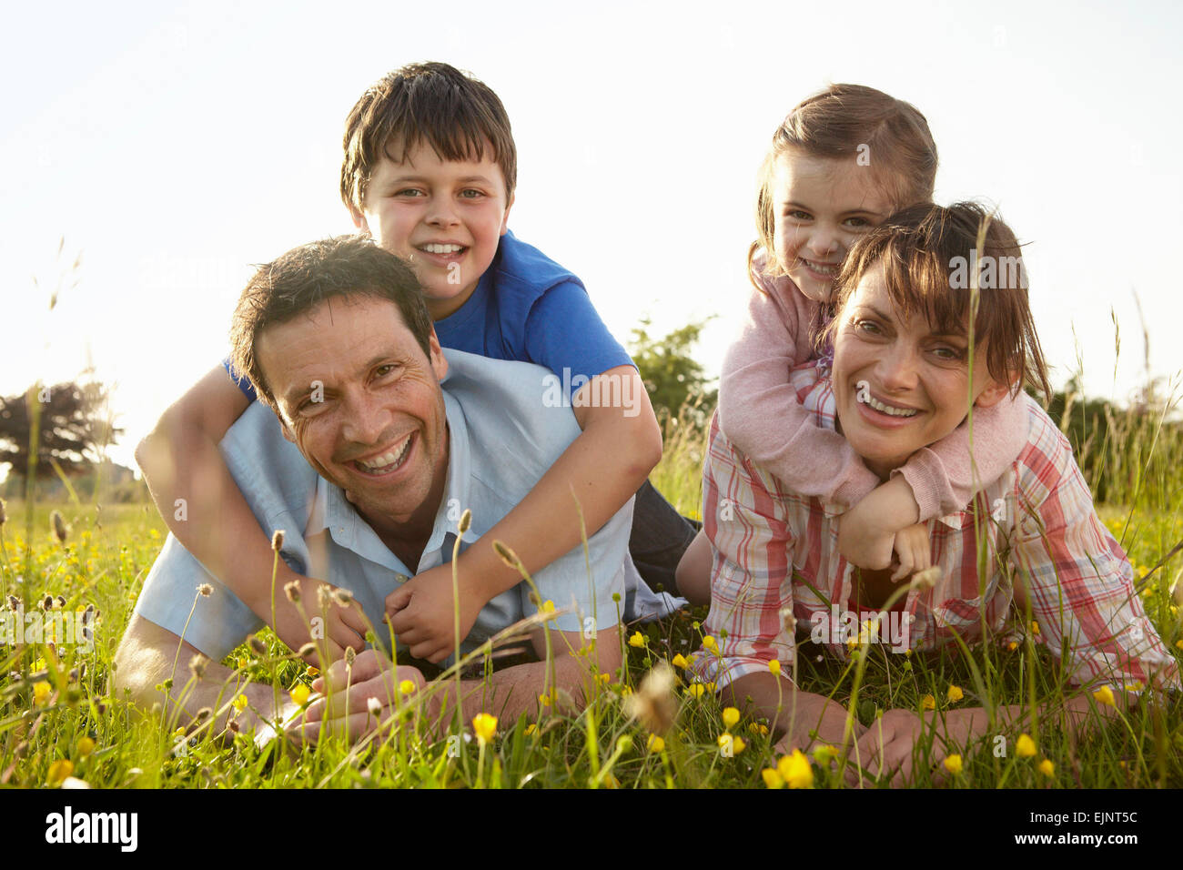 Eine Familie, zwei Eltern und zwei Kinder im Freien an einem Sommerabend. Stockfoto