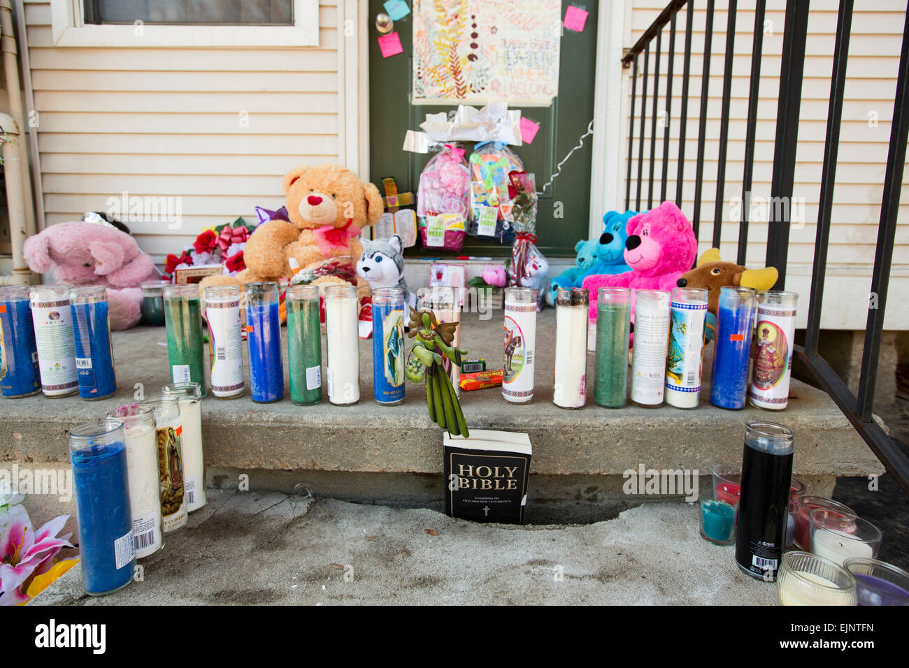 Detroit, Michigan - ein Denkmal auf den Stufen eines Hauses, wo die Leichen von zwei kleinen Kindern gefunden wurden, in einer Tiefkühltruhe gefüllt. Stockfoto