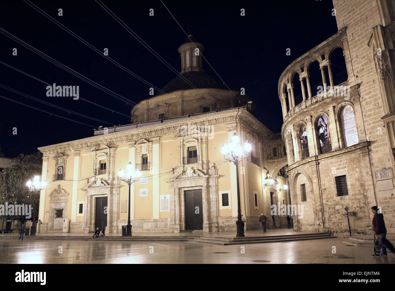 Zentralen Plaça De La Mare de Déu (Plaça De La Seu) mit dem Basílica De La Virgen de Los Desamparados in der Nacht in Valencia, Spanien Stockfoto