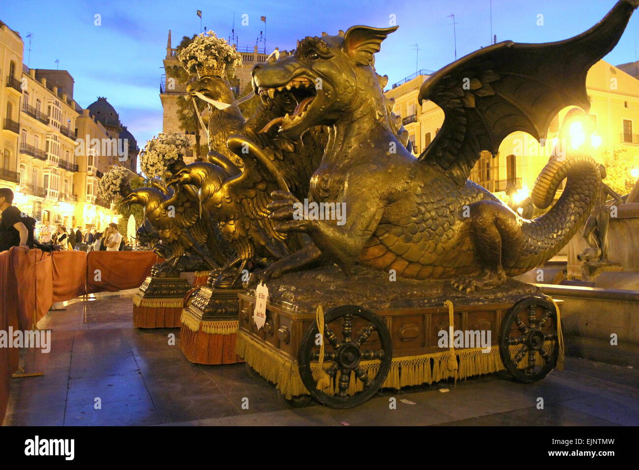 Dragon-Wagen während der frommen Festivals auf der zentralen Plaça De La Mare de Déu (Plaça De La Seu) in Valencia, Spanien Stockfoto