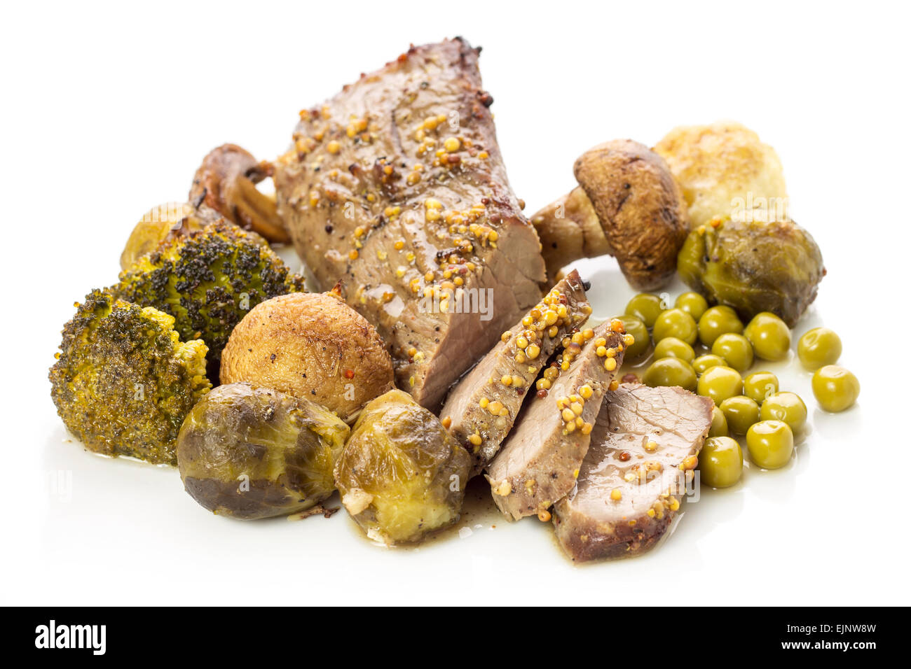 Roastbeef mit Gemüse isoliert auf weißem Hintergrund. Gegrillte Champignons, Brokkoli und Rosenkohl mit geschnittenem Fleisch. Reci Stockfoto