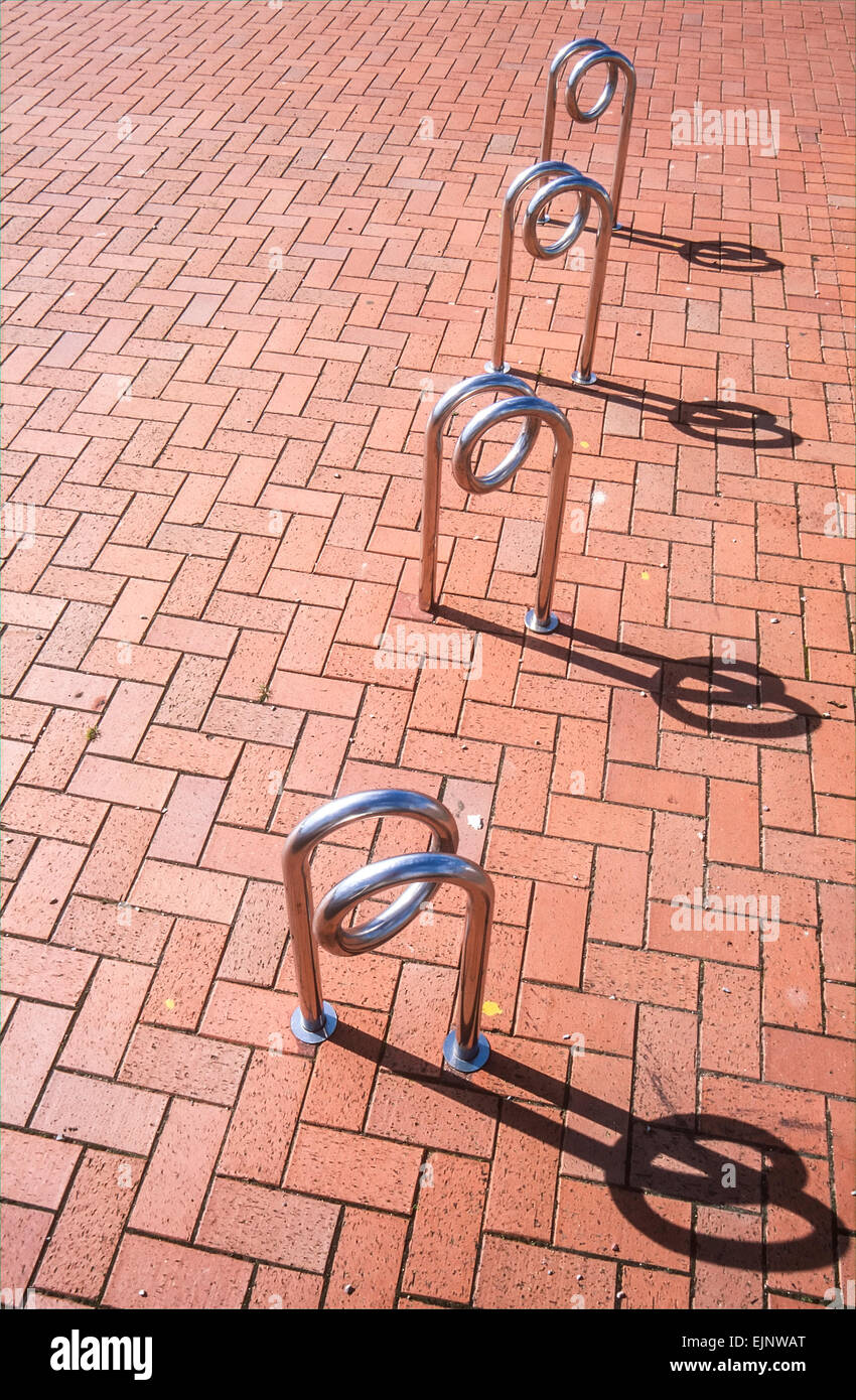 Moderne Fahrradständer in Cardiff Bay Cardiff Wales Großbritannien GB EU Europa Stockfoto