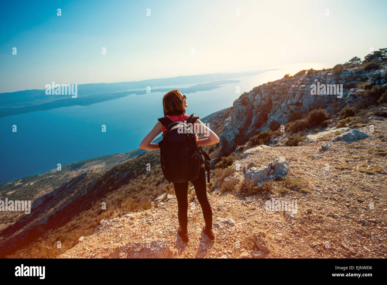 Frau an der Spitze der Insel reisen Stockfoto