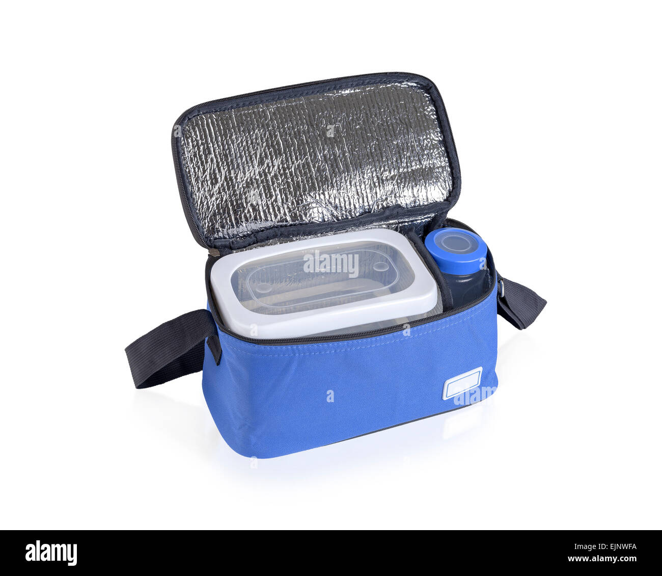 Blaue Kühltasche gefüllt mit Kunststoff-Flasche und Boxen isoliert auf weiss Stockfoto
