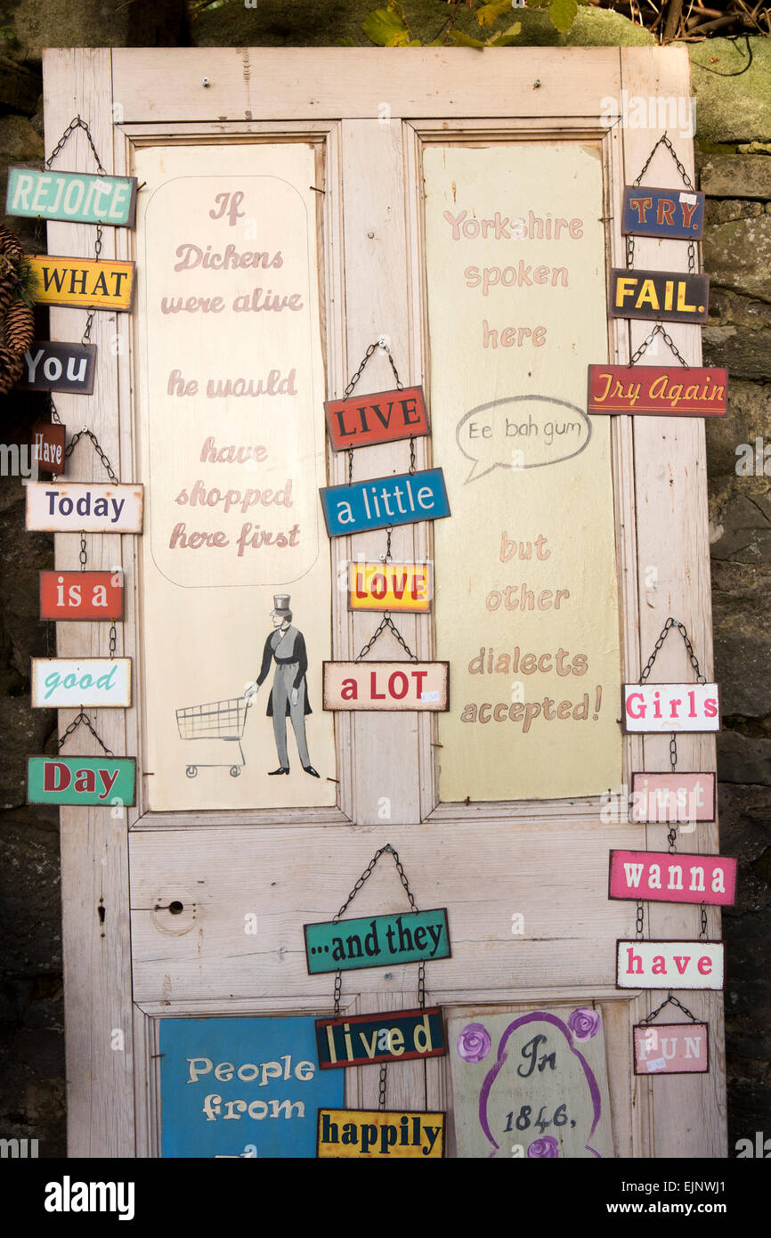 Großbritannien, England, Yorkshire, Grassington, Dickens Festival, lustige Schilder auf bemalte Holztür Stockfoto