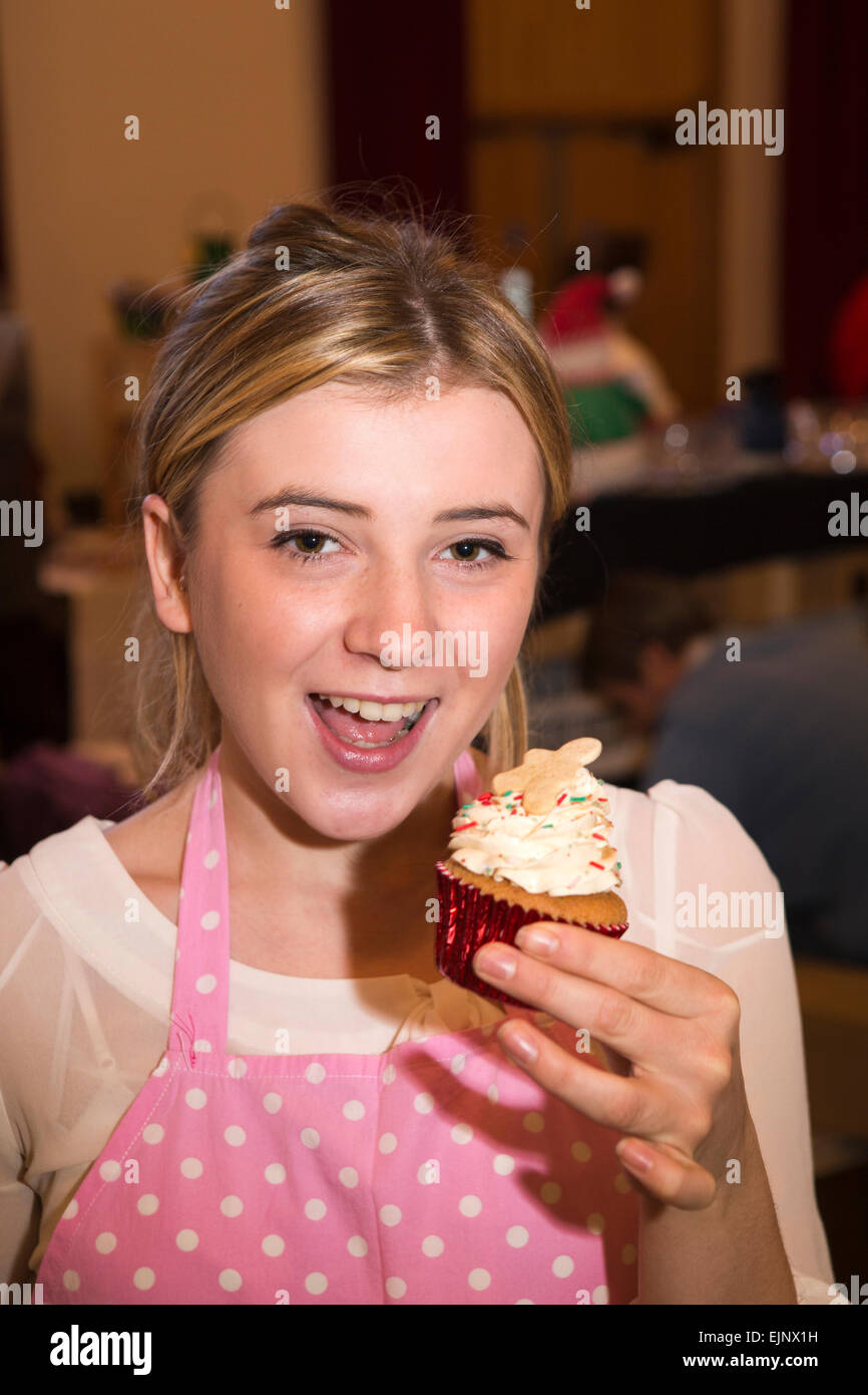 Großbritannien, England, Yorkshire, Grassington, Dickens Festival, Handwerksmesse, junge Bäcker, die Kate Armstrong verkaufen Kuchen Stockfoto