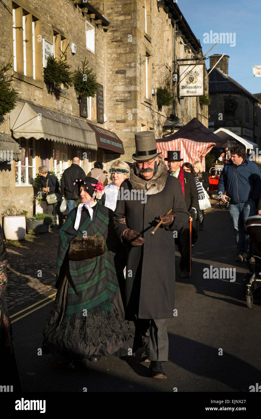 Großbritannien, England, Yorkshire, Grassington, Dickens Festival kostümierten Besuchern in der Main Street Stockfoto