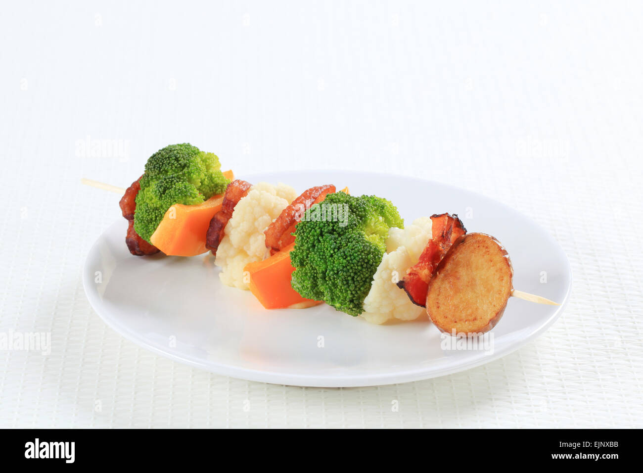 Gemüse-Spieß mit gerösteten Speckscheiben Stockfoto