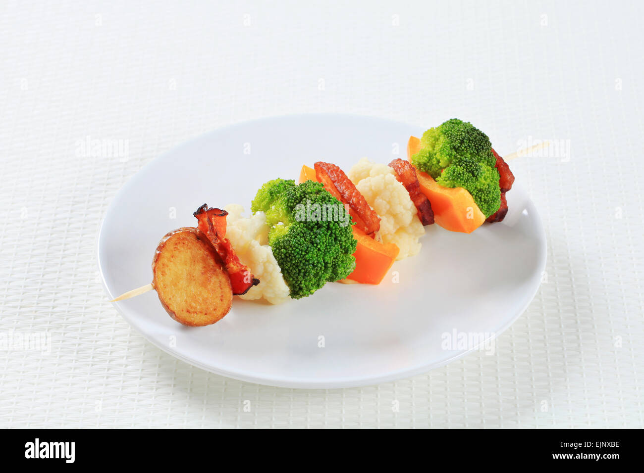 Gemüse-Spieß mit gerösteten Speckscheiben Stockfoto