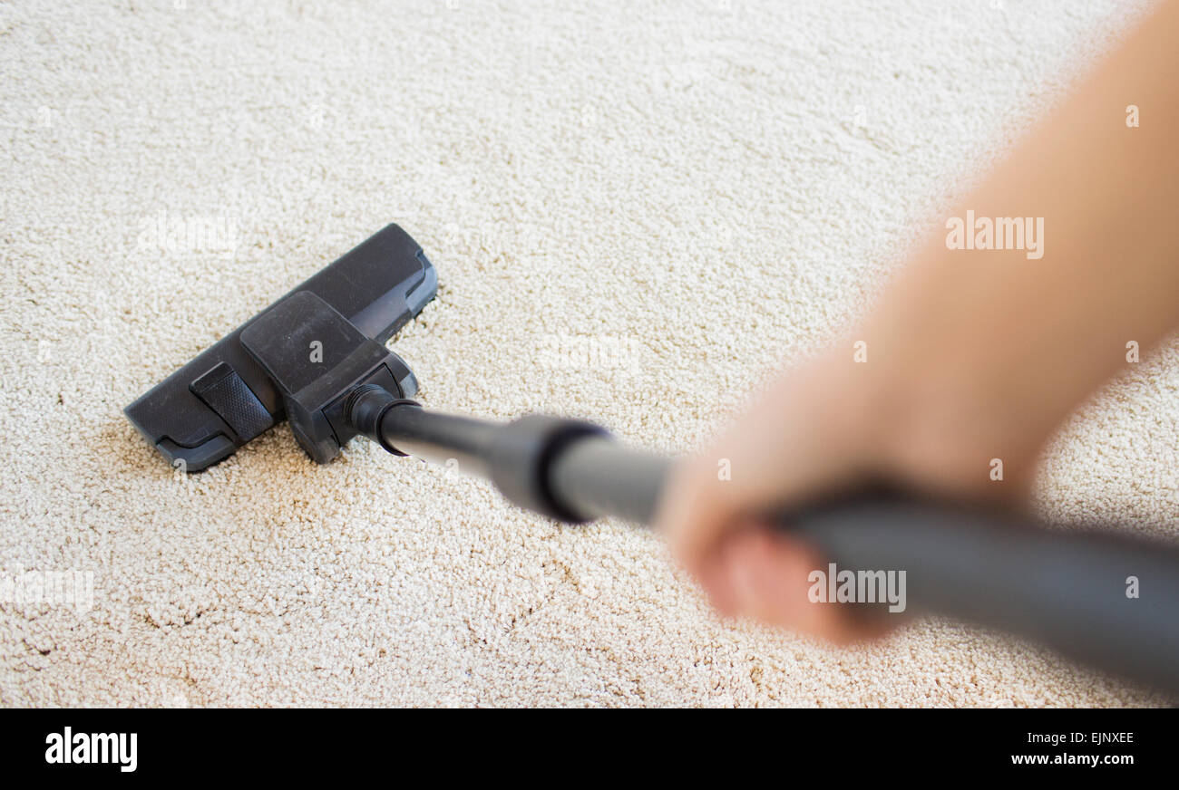 Nahaufnahme von Hand mit Staubsauger zu Hause Stockfoto