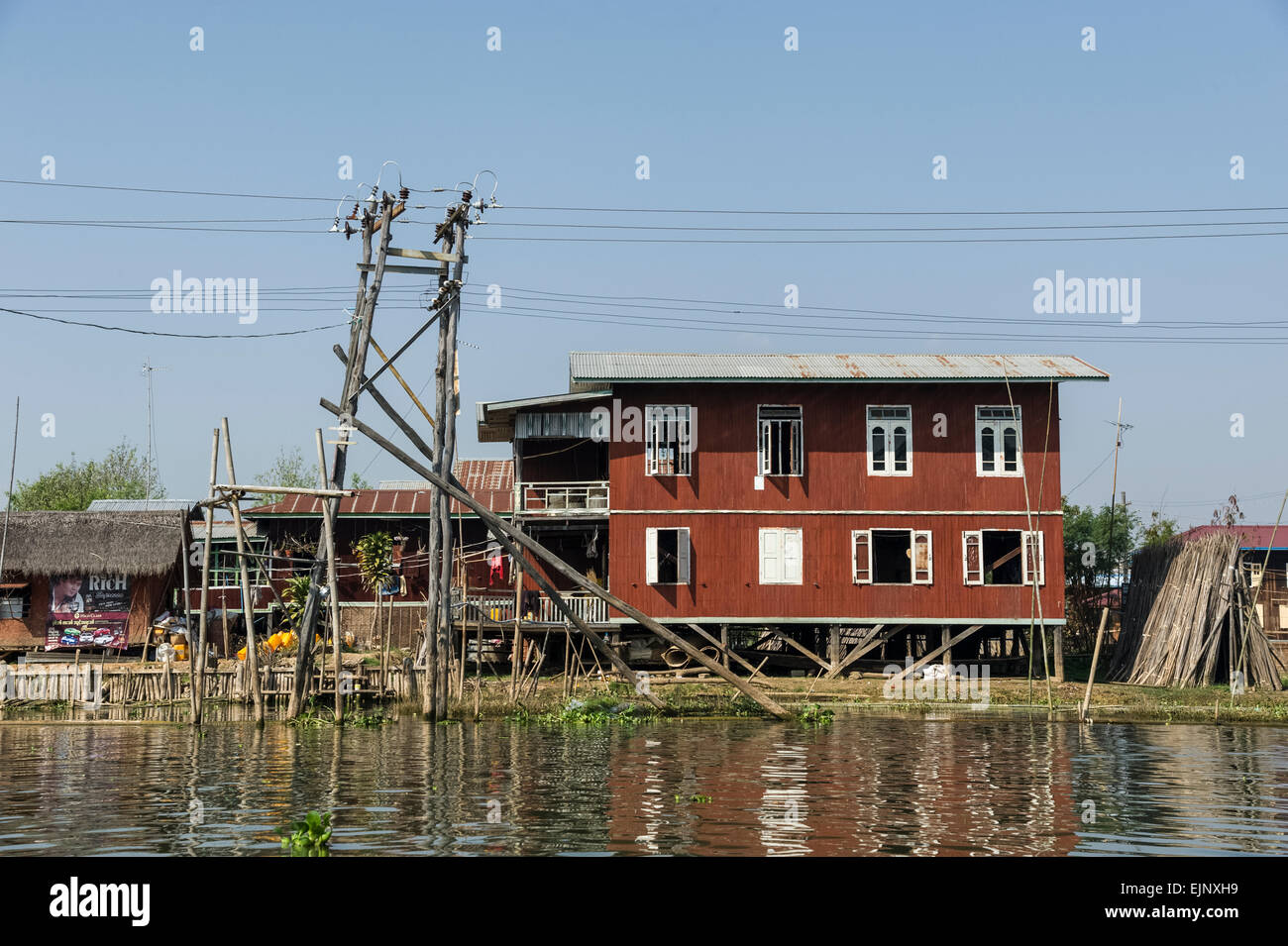 Szene aus Inle-See, Pfahlbauten, beachten Sie die Strommasten Stockfoto