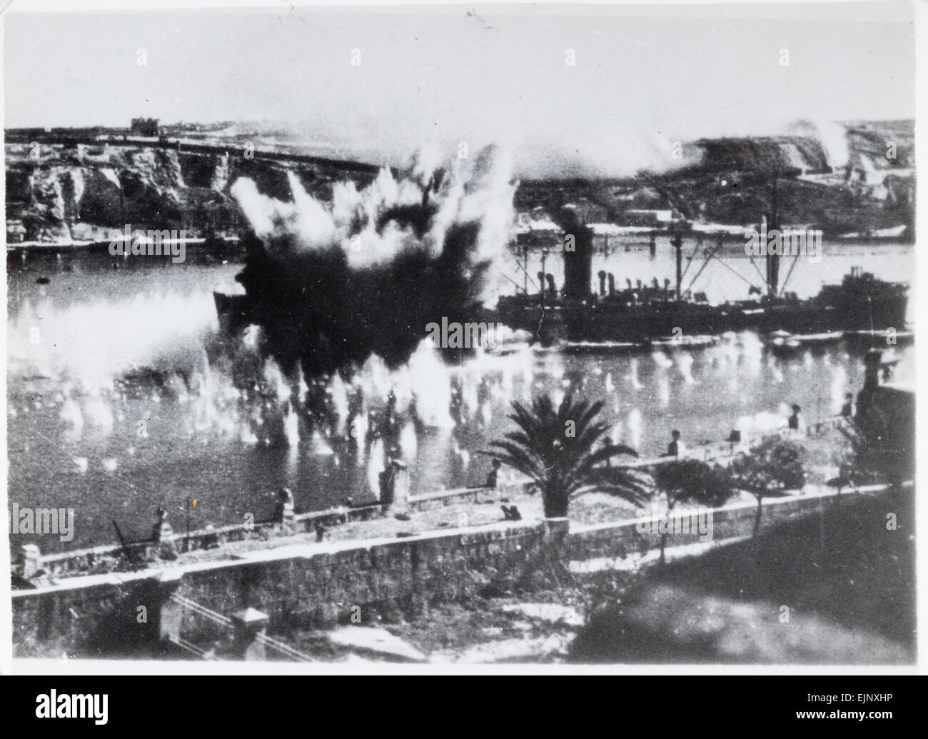 Malta während des 2. Weltkrieges. Ein Frachtschiff Eingabe Grand Harbour, Valletta, unter schweren Bombenangriffe aus der Luftwaffe Stockfoto