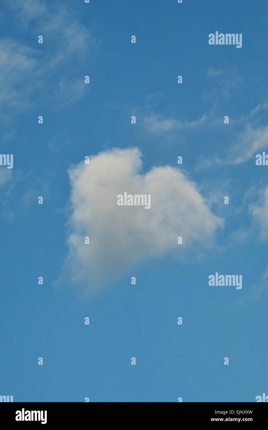 Herz Form Wolke am blauen Himmel Stockfoto