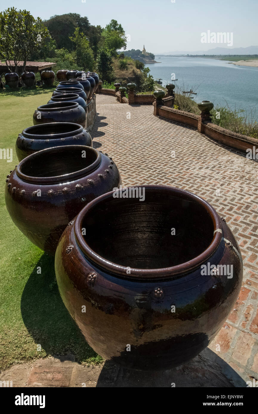 Töpfe, Wasser-Vorratsbehälter Stockfoto