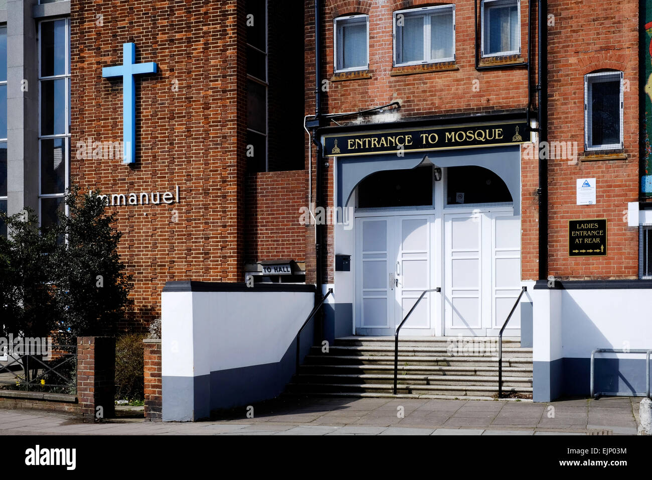 Immanuel-Täufer-Kirche und benachbarten Jami Moschee Southsea Portsmouth England uk Stockfoto