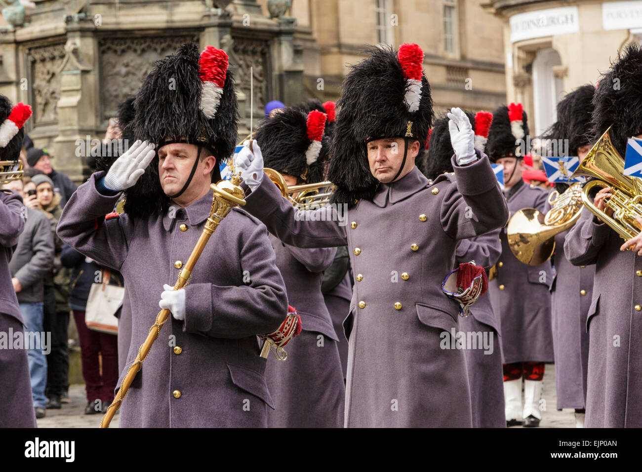 Edinburgh, Schottland. 30. März 2015. Die Recht ehrenwerten Lord Lyon King of Arms hat einen neuen britischen Parlament aus Edinburgh, in einer Zeremonie beschworen vor der Union von 1707 stammt.  Die königliche Proklamation erhielt anlässlich der Auflösung des Parlaments um 15:00 auf Montag, 30. März 2015, von Lord Lyon King of Arms in der Mercat Cross.   Bildnachweis: Richard Dyson/Alamy Live-Nachrichten Stockfoto