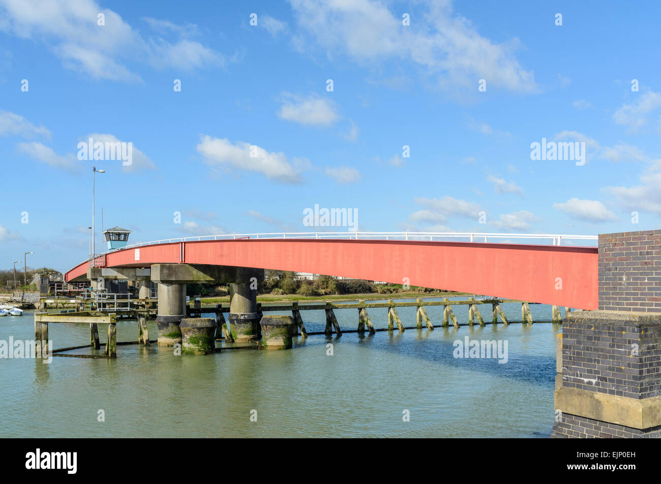 Einziehbare Fußgängerbrücke über den Fluss Arun in Littlehampton, West Sussex, England, UK. Stockfoto