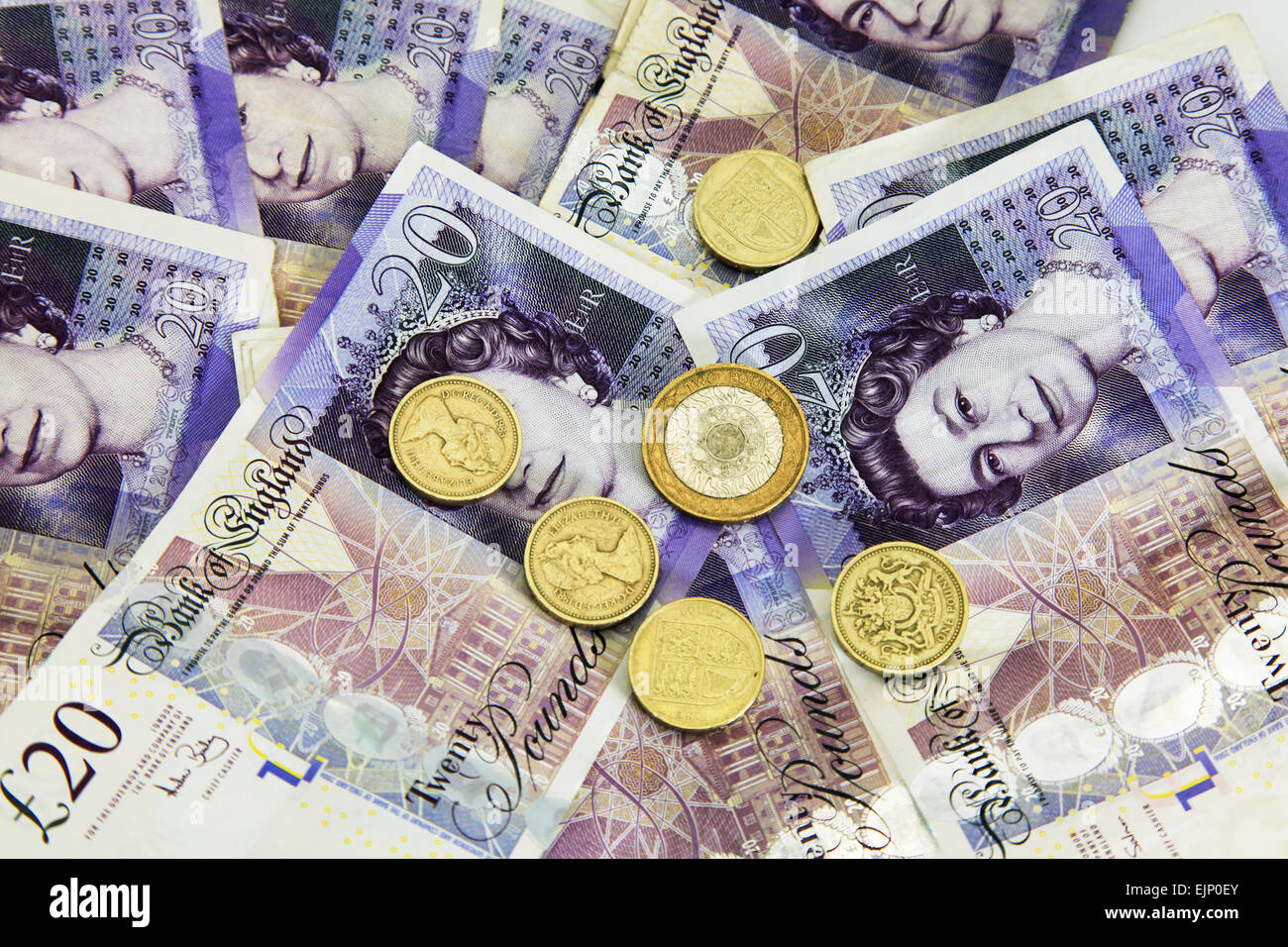 UK Pfund Banknoten Münzen Bar zwanzig Pfund Noten Pfund Münze isoliert Ausschnitt ausschneiden auf weißem Hintergrund Stockfoto