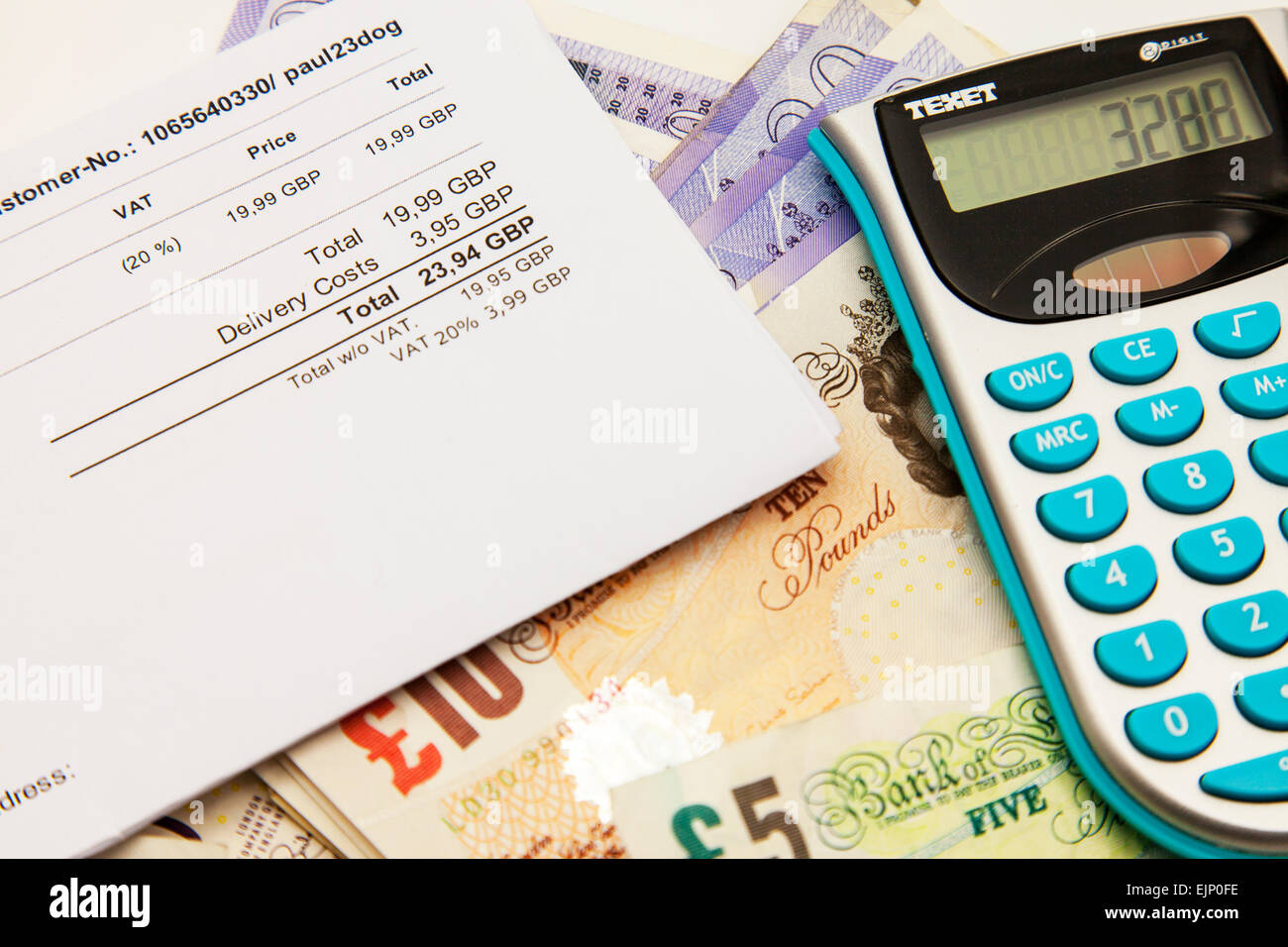 Workout mit Geld-Geld-Rechner, ob Sie sich leisten können, diesen Monat bezahlen Zahlung Rechnungen in Rechnung Stockfoto Workout mit Geld-Geld-Rechner, ob Sie sich leisten können, diesen Monat bezahlen Zahlung Rechnungen in Rechnung Stockfoto