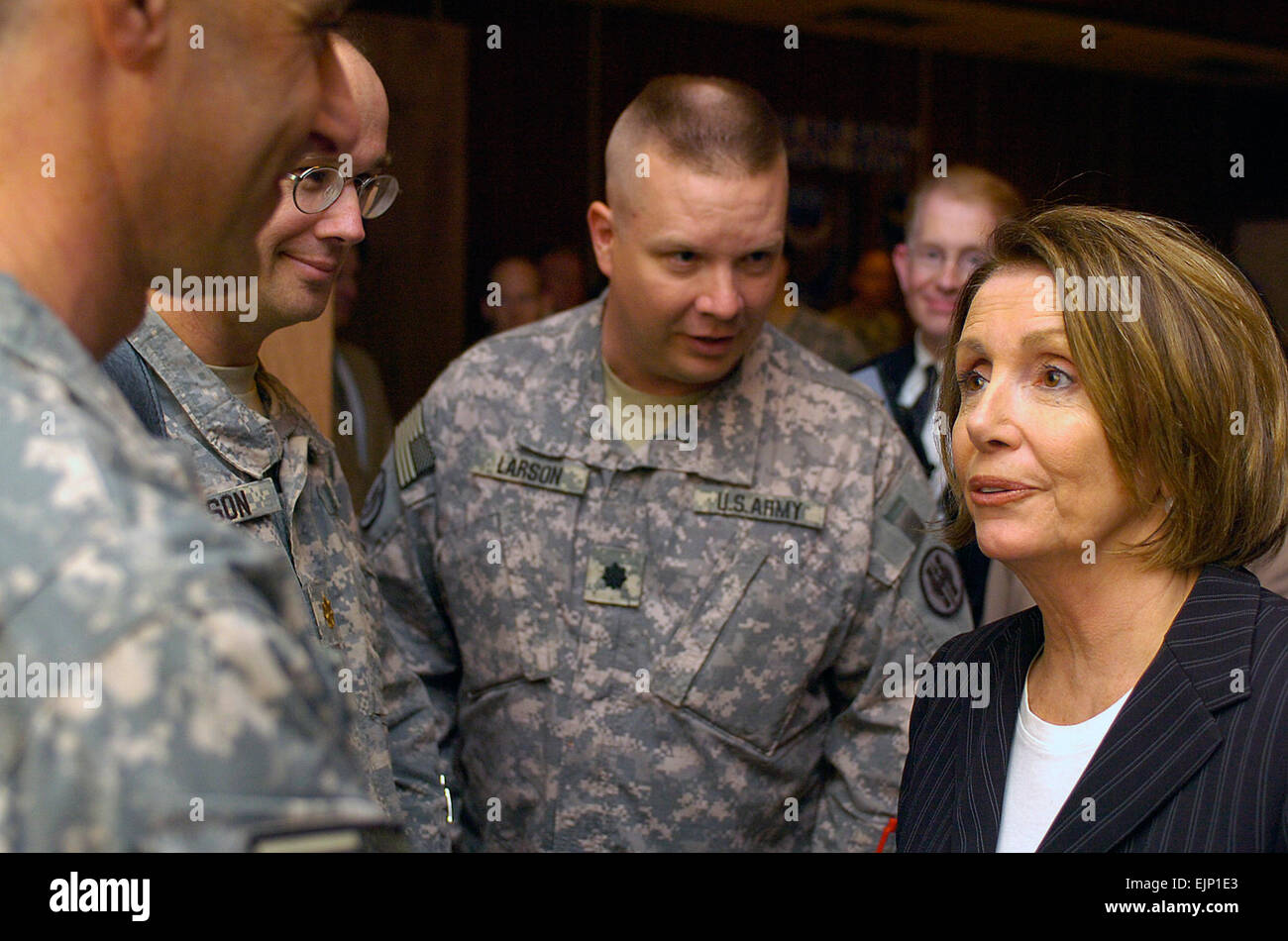 Sprecher des Repräsentantenhauses, Nancy Pelosi, besucht mit Soldaten im Irak aus ihrer Heimat Kalifornien während eines Besuchs zu Sather Air Base in Bagdad, Irak, Mai 10. Stockfoto