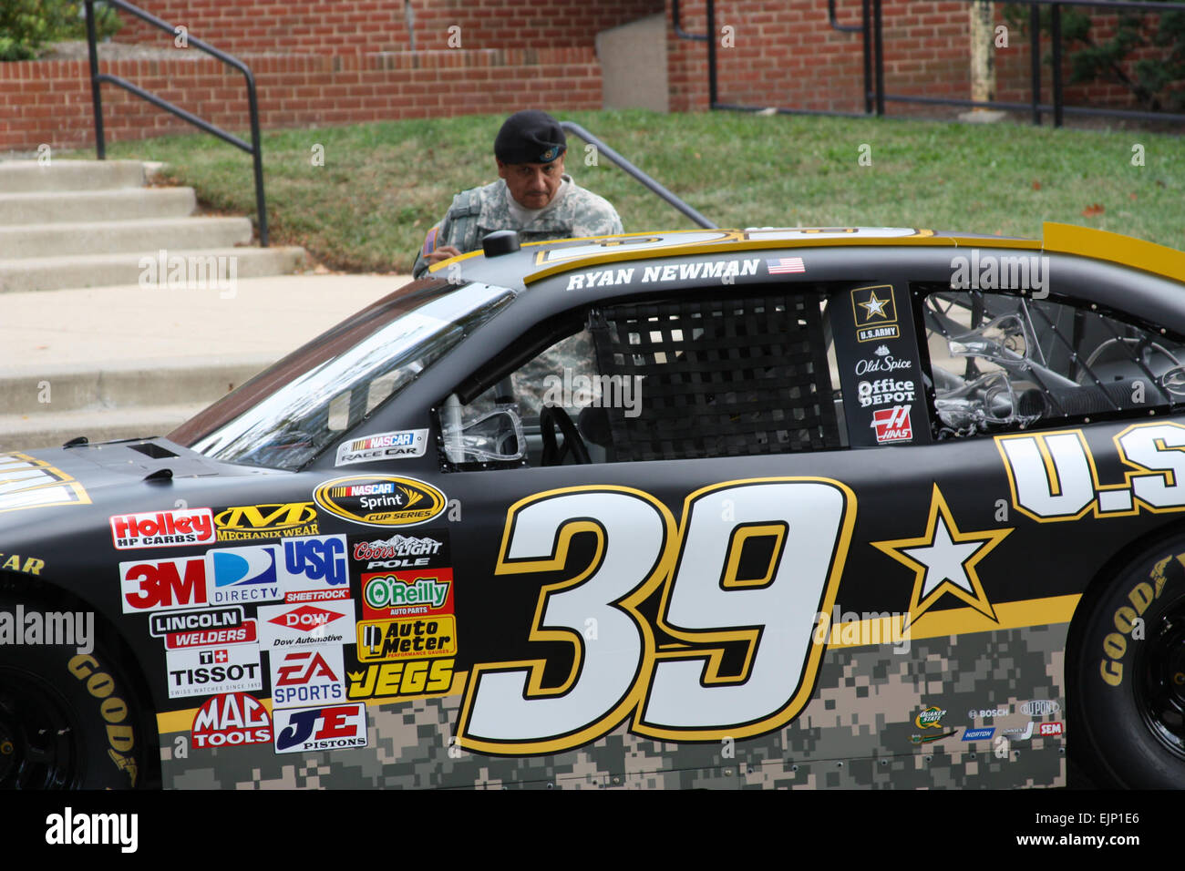 Staff Sgt Santiago-Zimbrano checkt die Armee Chevy Impala NASCAR Racer vor Abrams Halle am Walter Reed Army Medical Center geparkt.         NASCAR-Fahrer machen Boxenstopp am Walter Reed /-news/2009/09/29/28023-nascar-drivers-make-pit-stop-at-walter-reed/ Stockfoto