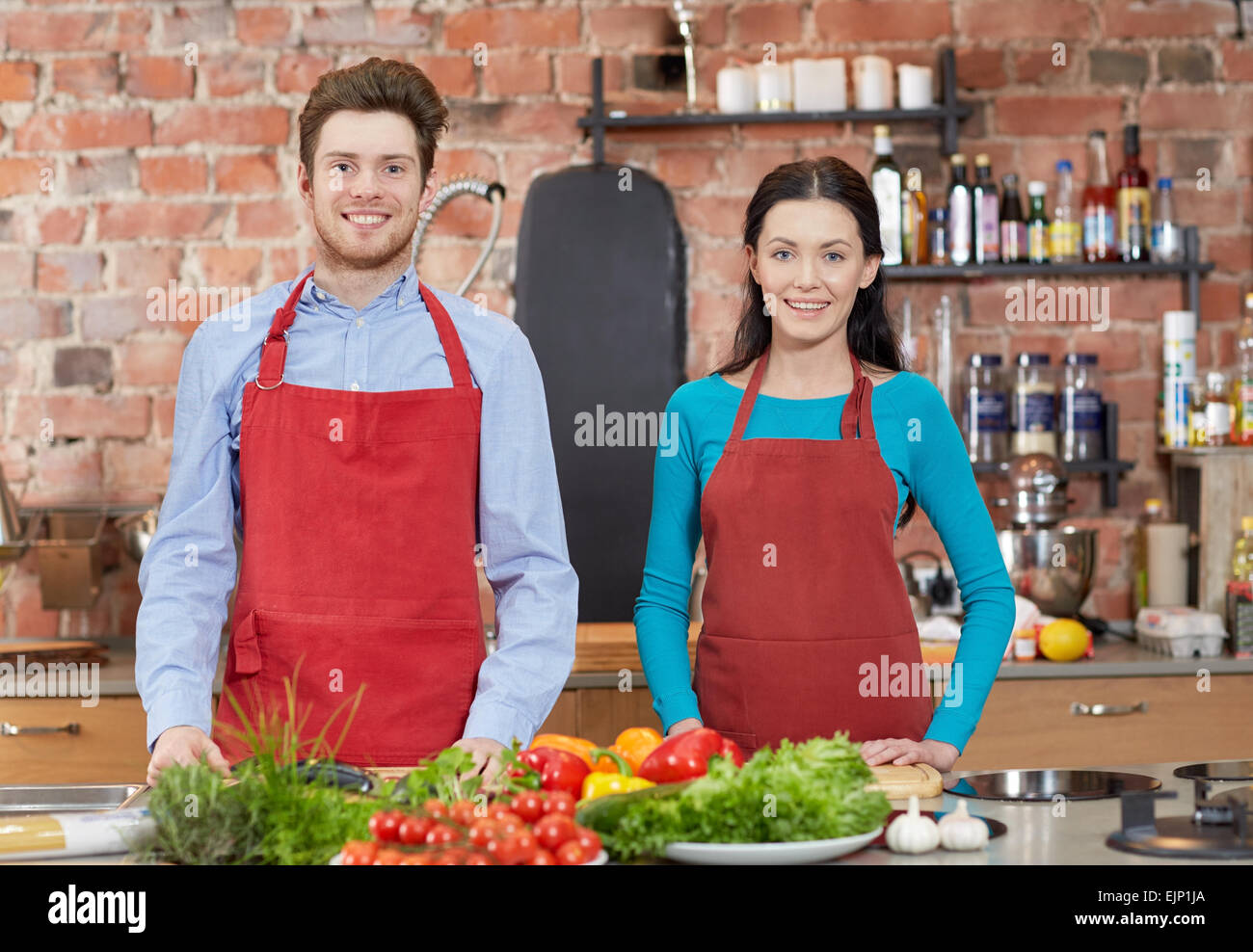 glückliches Paar in Küche Kochkurs Stockfoto