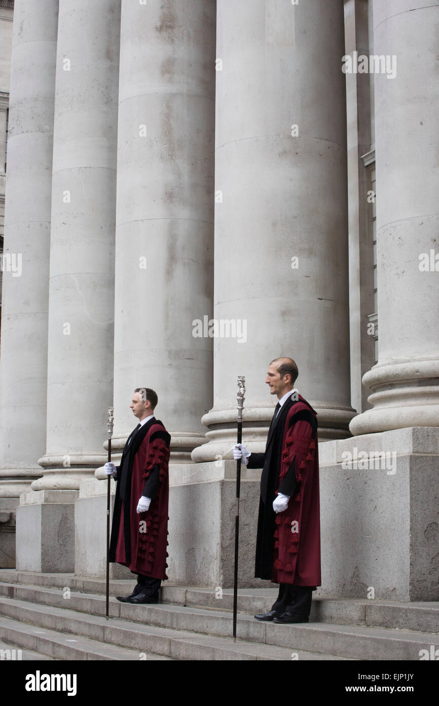 Der Londoner Polizisten stehen unter den Säulen der Royal Exchange, Cornhill vor der traditionellen Zeremonie der Proklamation von der Auflösung des Parlaments, am Tag, dass David Cameron den Beginn des Theh kündigt Wahlkampf 2015. Stadt-Offizieren und Beamten helfen die H2CO3 des Parlaments am Tag zu verkünden, die die britischen Unterhauswahlen beginnt. Begleitet von Polizisten in Umhänge, die drei Esquires: The City Marshall, der Schwertträger und Mace Träger (wer richtig "gemeinsame" Cryer "und so" genannt wird); Wer den Oberbürgermeister offizielle Re laufen Stockfoto